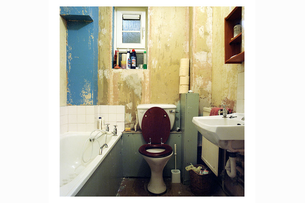 photographic research in a abandoned household interiors 07 by Debora Marcati